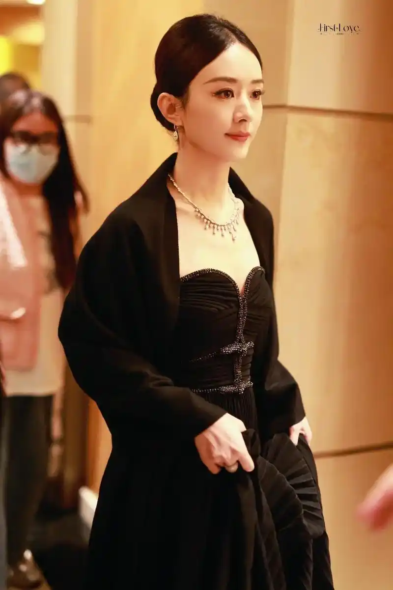 赵丽颖黑色抹胸裙造型##赵丽颖优雅大气#赵丽颖白玉兰提名酒 - 抖音