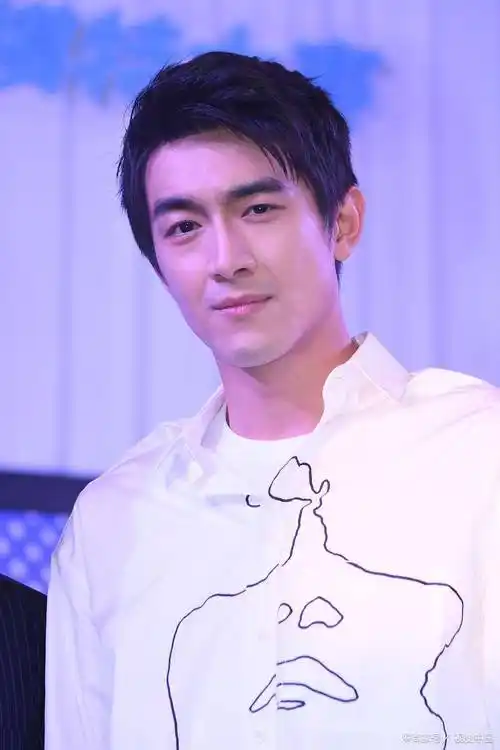 林更新开车接小11岁女友两人穿着低调行色匆匆