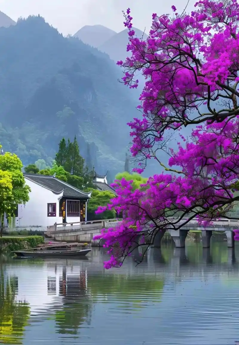 着花草与房屋,远山若隐若现,将这片江南烟雨塑造成了一幅高雅的山水画