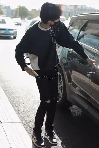 q:男艺人的腰可以有多细?