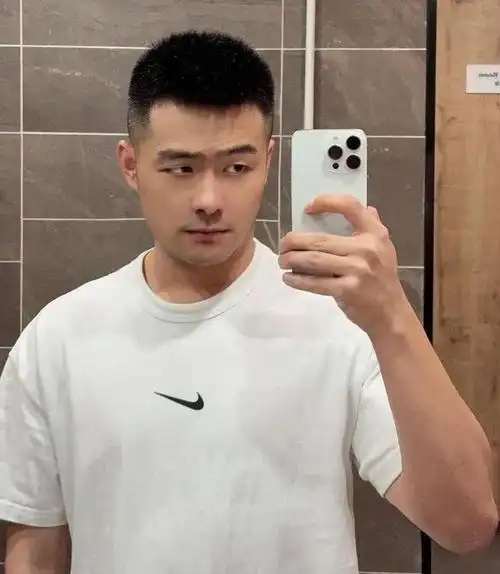 试试这3款,干净利落显帅气|脸型|寸头|刘海|短发|减龄_网易订阅