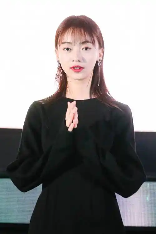 31岁的吴谨言真的太瘦了,穿白色背心连衣裙,看着和纸片人差不多|发型