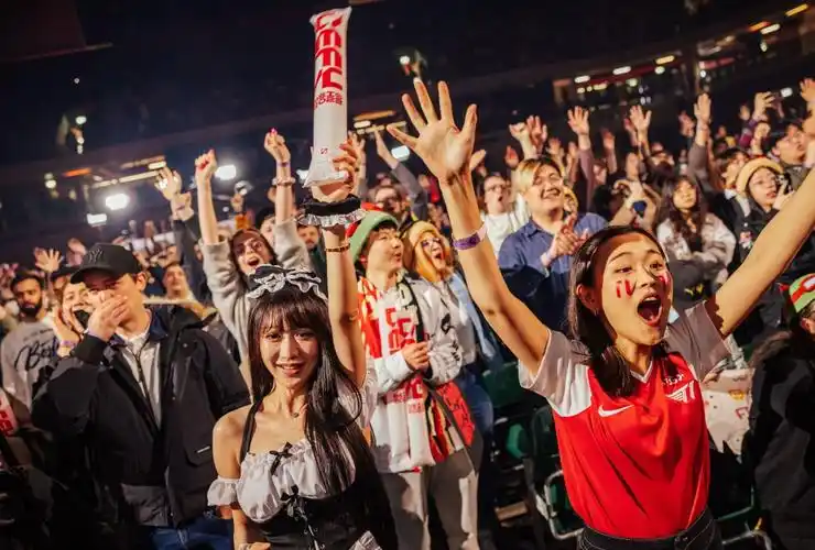 粉丝颜值上也是t1赢了gengvst1现场观众返图美女如云