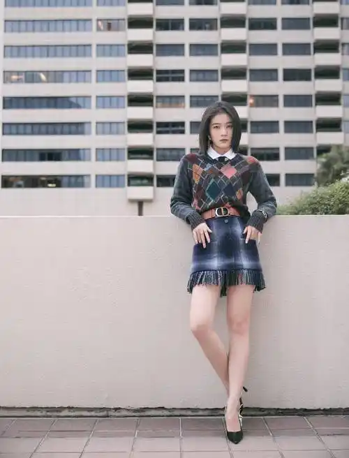 原创新生小花旦张雪迎穿拼接针织衣配阔腿牛仔裤个性又时髦