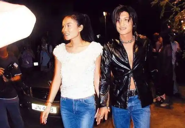 王菲谢霆锋日本回国王菲捶男友撒娇脖子上大疙瘩引热议