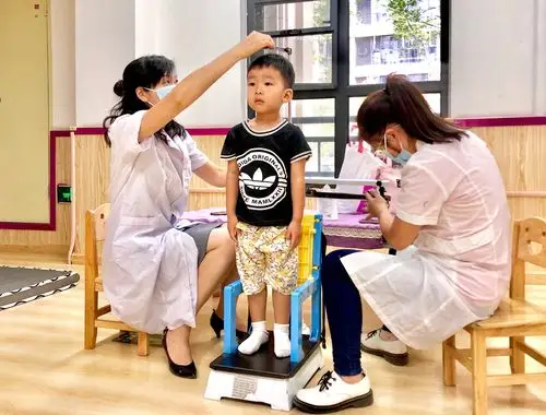 林恩幼儿园幼儿体检 写美篇我得站的直直的 这样才能量出我的真实身高