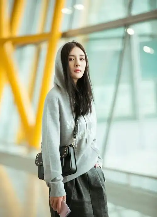 杨幂 20170910出发纽约时装(造型解析:michael michael kors灰色字母