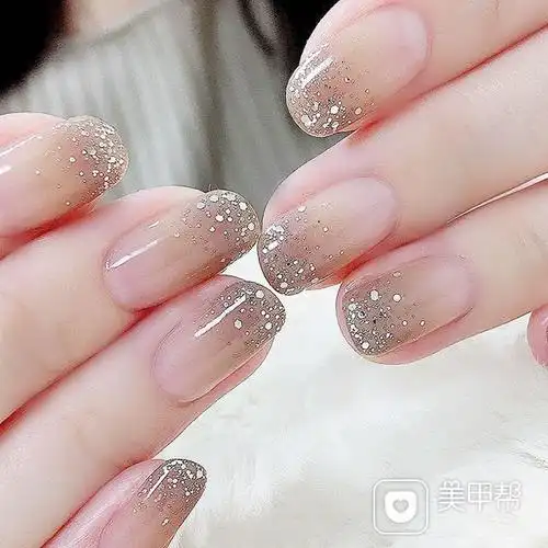 圆形裸色银色渐变简约美甲图片