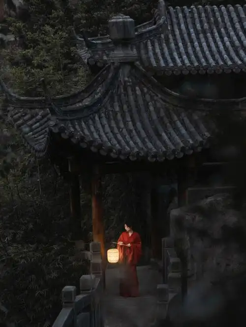 人间忽晚山河已秋意境古风