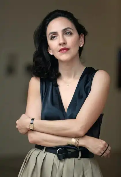 刘烨法国老婆罕晒照穿波点裙配短靴坐帅哥肩上法式优雅太时髦