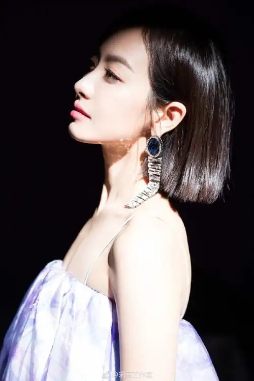 31岁的宋茜终于红了,剪齐肩波波头短发个性十足,秒变成带货女王