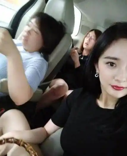 都误会杨幂了?她不是胖了,而是胸器太有料!_身材_吐槽_衣服