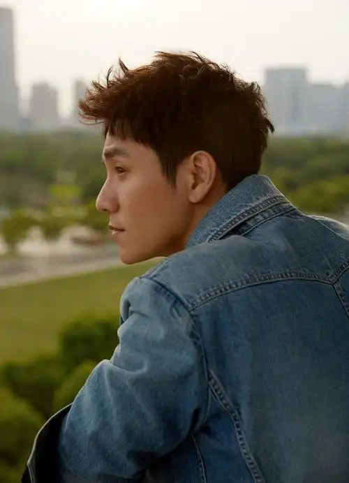 陈坤利落短发亮相直播间牛仔look率性清爽状态佳