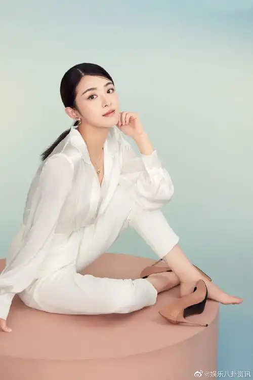 2005年的夏天,《快乐女声》的那句"想唱就唱"燃遍了大江南北,张含韵以