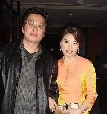 丁健的前妻叫肖烨.她是一个温柔的女人.她与丁健结婚多年,有两个孩子.