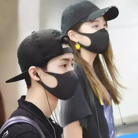 关晓彤与男友同游日本深夜晒自拍手上戒指抢镜zt