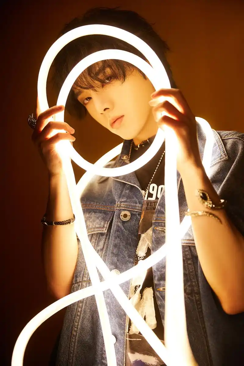 消息深圳演唱会预售票进入倒计时华晨宇光影错落间美图来袭