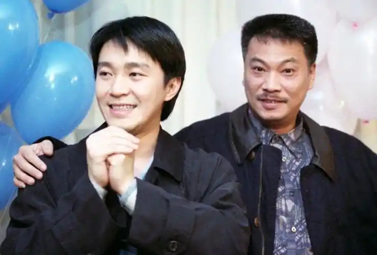 周星驰清明节远赴大马祭拜吴孟达,达叔长眠地曝光,网友质疑视频真实性