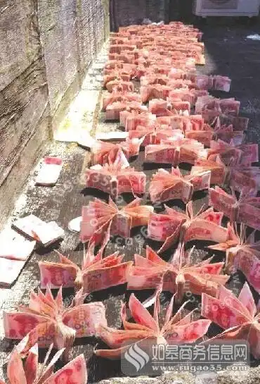 小偷扔保险柜失主晒百万 网友:小偷笨得令人发指