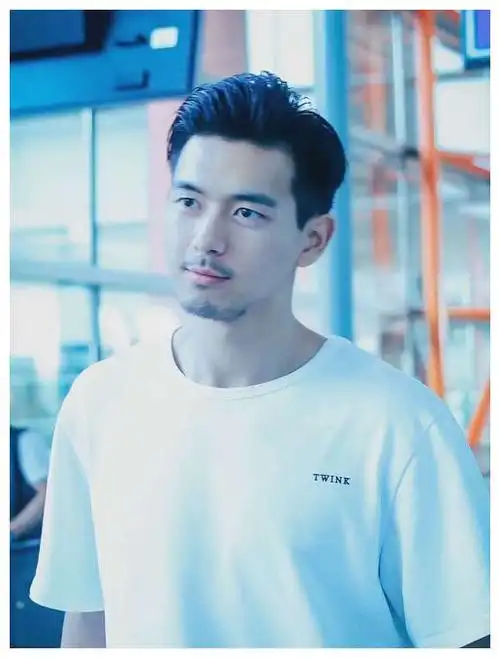 有种"幻灭"叫李现留胡须,配上白t恤,像小区看门的老大爷