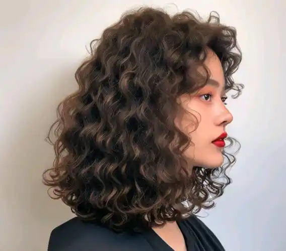 冬天发型不论怎么烫,最美还是羊毛卷全头烫,蓬松瘦脸还保暖_头发_脸型