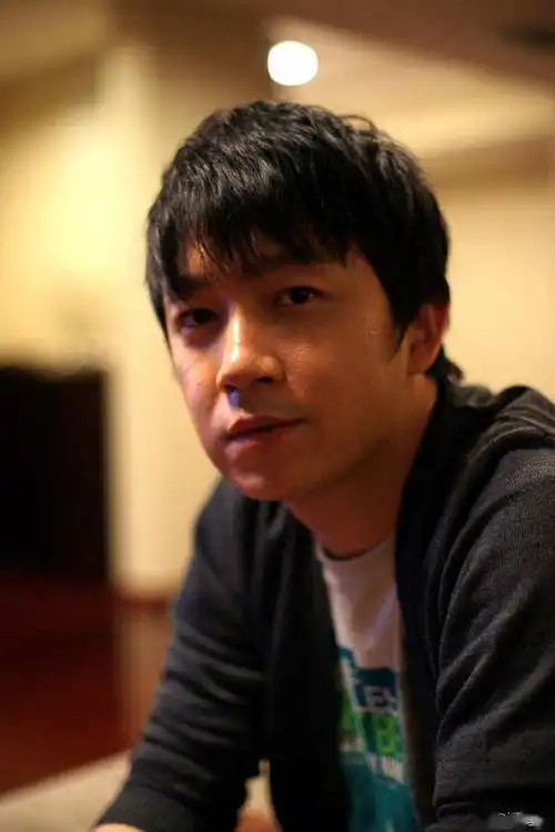 潘粤明晒10年前旧照被10年前的自己帅到