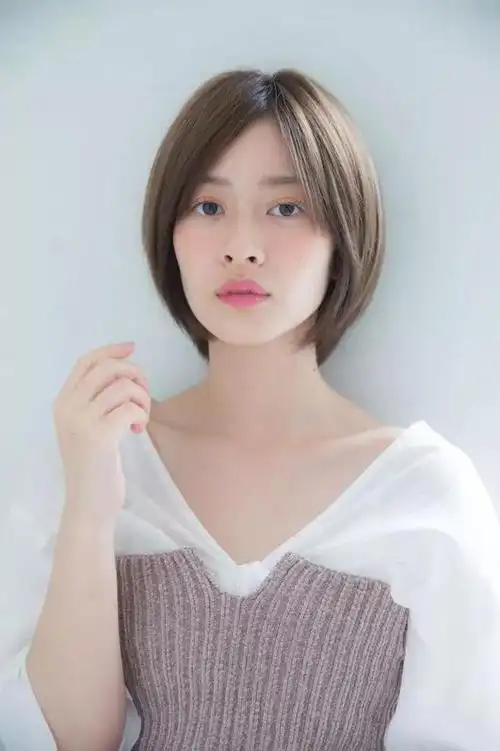 当然有一部分女生是不喜欢卷发的,不妨试试上面这款柔顺的层次直发!