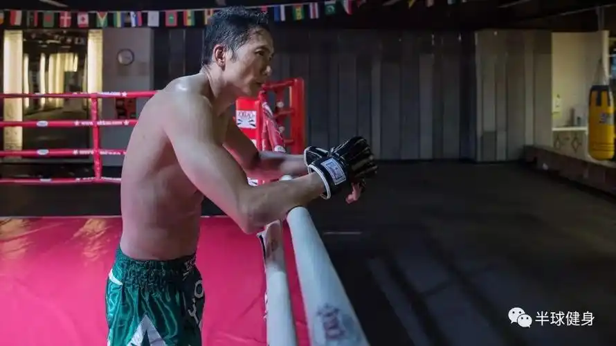 拍摄结束,邹兆龙还特意留时间跟粉丝合影.