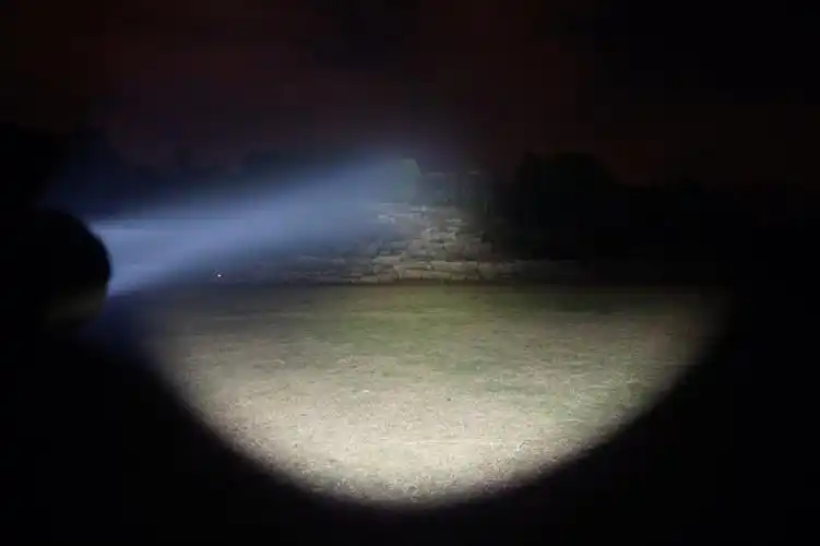 可支持一键爆闪功能,快速响应;可拆分磁吸快充卡座,既能安装在桌面