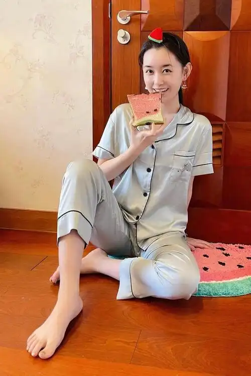 美女明星光脚丫指甲油显的脚丫又白又嫩