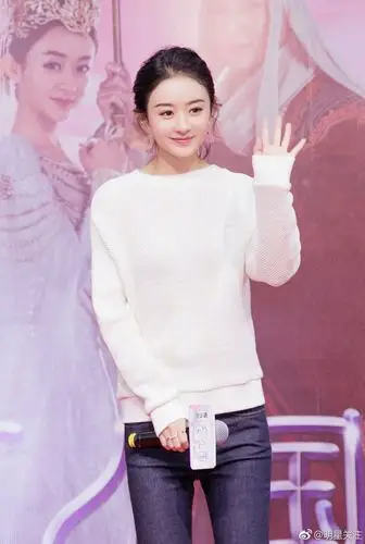 赵丽颖白色毛衣,清新脱俗气质,微微一笑,风采迷人.