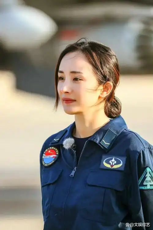 杨幂军装造型路透,又美又飒的关雪角色,网友:幂幂太漂亮了