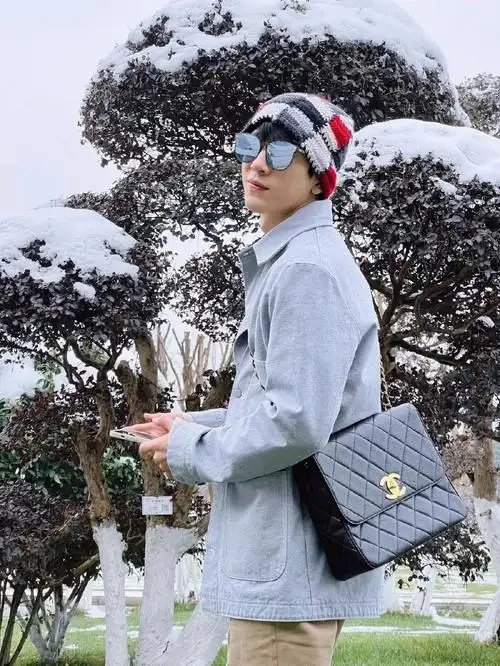井柏然今日更新私服一则,雾霾灰衬衫内搭杂色毛衣,斜挎菱格纹挎包