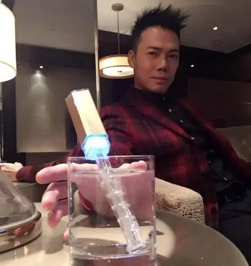 古惑仔谢天华近照曝光身材发福帅气仍不减婚后宠妻实在惹人慕