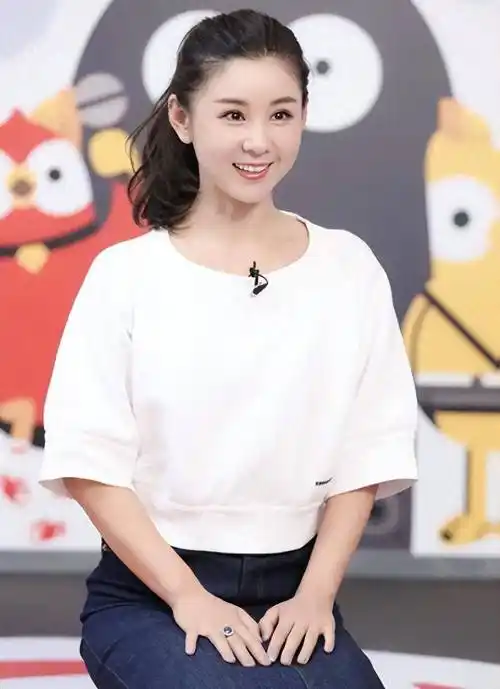 李小萌真是小个子美女的代表,难怪老公不愿意她拍带吻戏的剧情