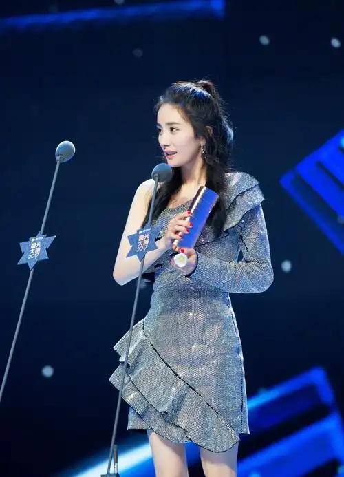 昨晚杨幂获得2017腾讯视频星光大赏"年度综艺之星"和由四千三百万vip