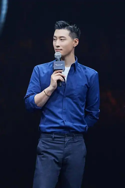 窦骁的身材真是太适合穿正装了,棱角分明的脸蛋,真挺英气的