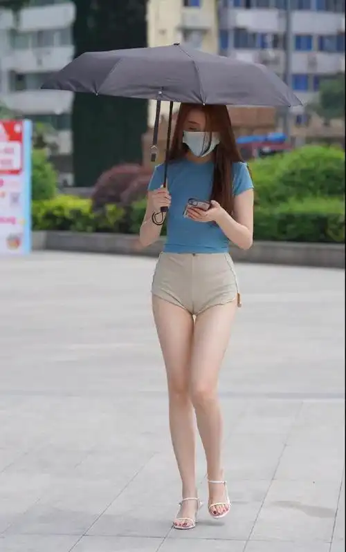 极品女神性感迷人穿紧身短裤魅力无限