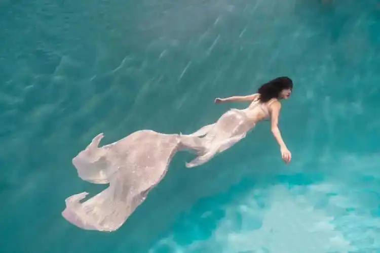 美人鱼尾巴海洋馆演出芸儿美人鱼尾巴泳衣海洋馆拍摄表演鱼皮亮片成人