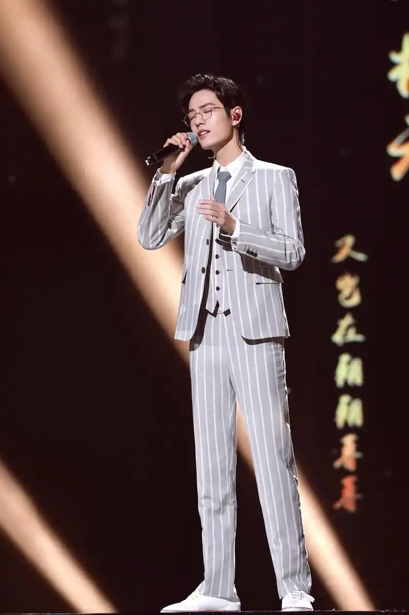 肖战《经典咏流传》造型,西装金丝眼镜搭配,演绎中国风温婉少年