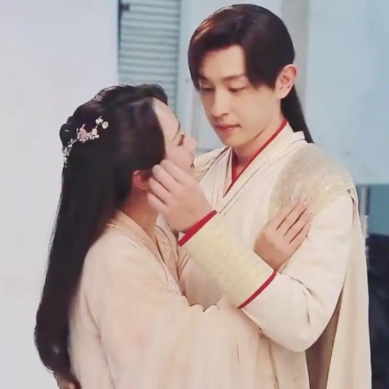 这是邓伦和杨紫首次合作,而剧中两人饰演的同样是一对情侣