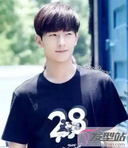 男生锅盖头发型怎么剪 易烊千玺领衔帅晕粉丝