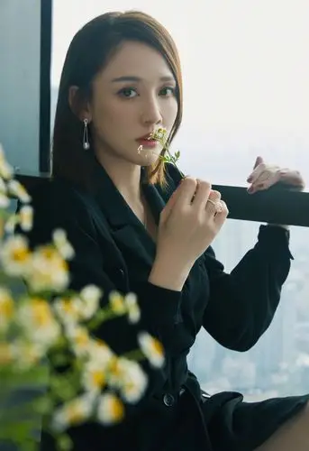 陈乔恩"过分"了,10厘米细高跟配西装裙,双腿搭桌上好撩人