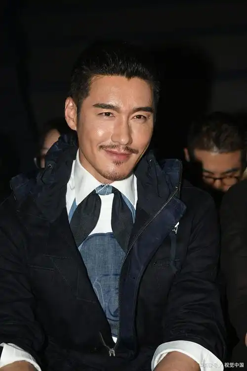 胡兵官宣恋情引热议,称与陪伴30年的ta结婚,网友猜测对方是男性