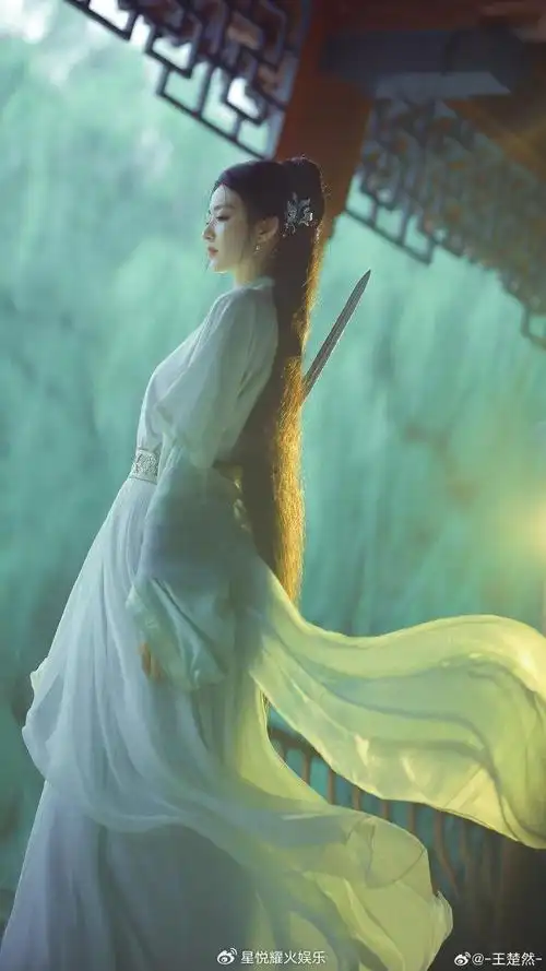 【王楚然古风大片曝光:侠女英姿,冷毅飒爽,仙侠风范尽显】