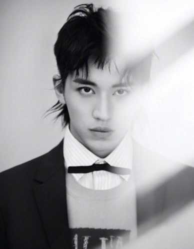 当男星遇上狼尾发型:蔡徐坤很野肖战很苏,但我还是忘不了这位的_腾讯