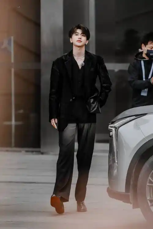 蔡徐坤奔跑吧黑西装红底鞋造型公开潇洒贵公子送上今日份绅士鞠躬