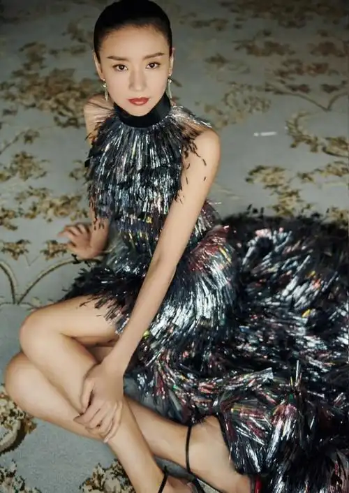 董洁是越来越会玩了挂脖塑料流苏裙性感妩媚又有个性