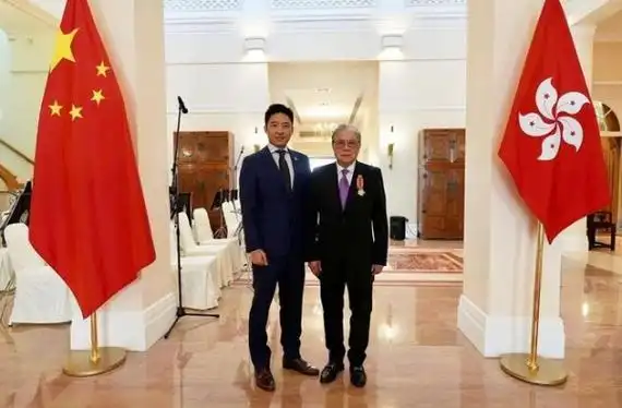 霍启山晒父子四人同框照,霍启刚甜搂妻子好宠溺,郭晶晶端庄得体67