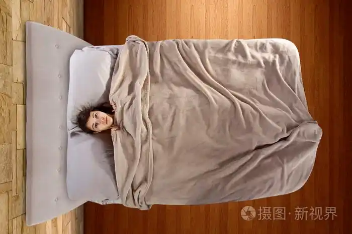 女孩害怕独自一人在卧室里